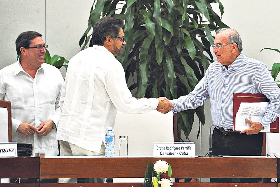 Iván Márquez y Humberto de la Calle sellan el nuevo acuerdo.