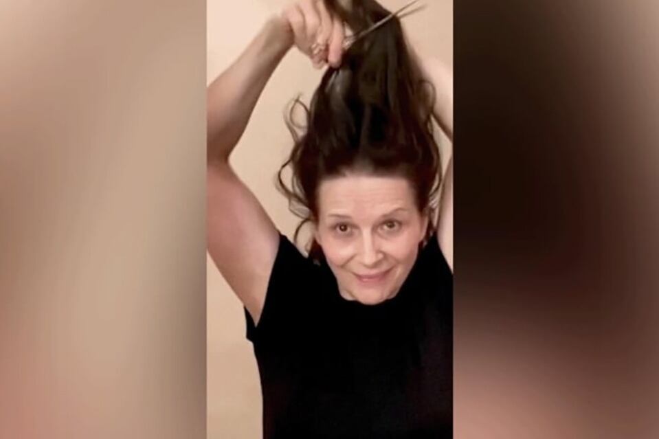 Julliette Binoche cortándose el pelo como forma de protesta.