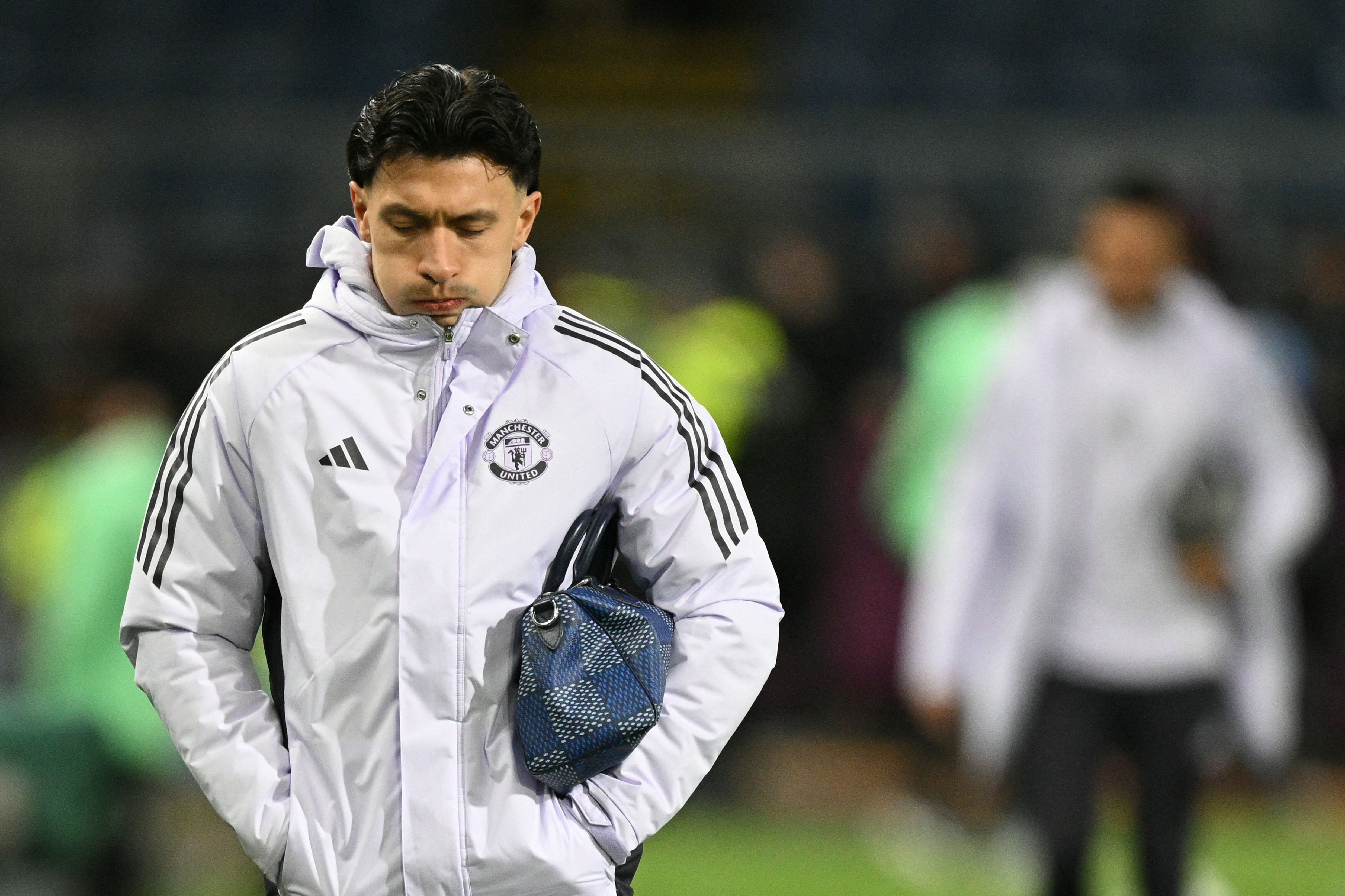 Manchester United's Argentinian defender #06 Lisandro Martinez arrives for the English Premier League football match between Burnley and Manchester United at Turf Moor in Burnley, north-west England on January 7, 2026. (Photo by Oli SCARFF / AFP) / RESTRICTED TO EDITORIAL USE. NO USE WITH UNAUTHORIZED AUDIO, VIDEO, DATA, FIXTURE LISTS, CLUB/LEAGUE LOGOS OR 'LIVE' SERVICES. ONLINE IN-MATCH USE LIMITED TO 120 IMAGES. AN ADDITIONAL 40 IMAGES MAY BE USED IN EXTRA TIME. NO VIDEO EMULATION. SOCIAL MEDIA IN-MATCH USE LIMITED TO 120 IMAGES. AN ADDITIONAL 40 IMAGES MAY BE USED IN EXTRA TIME. NO USE IN BETTING PUBLICATIONS, GAMES OR SINGLE CLUB/LEAGUE/PLAYER PUBLICATIONS. /