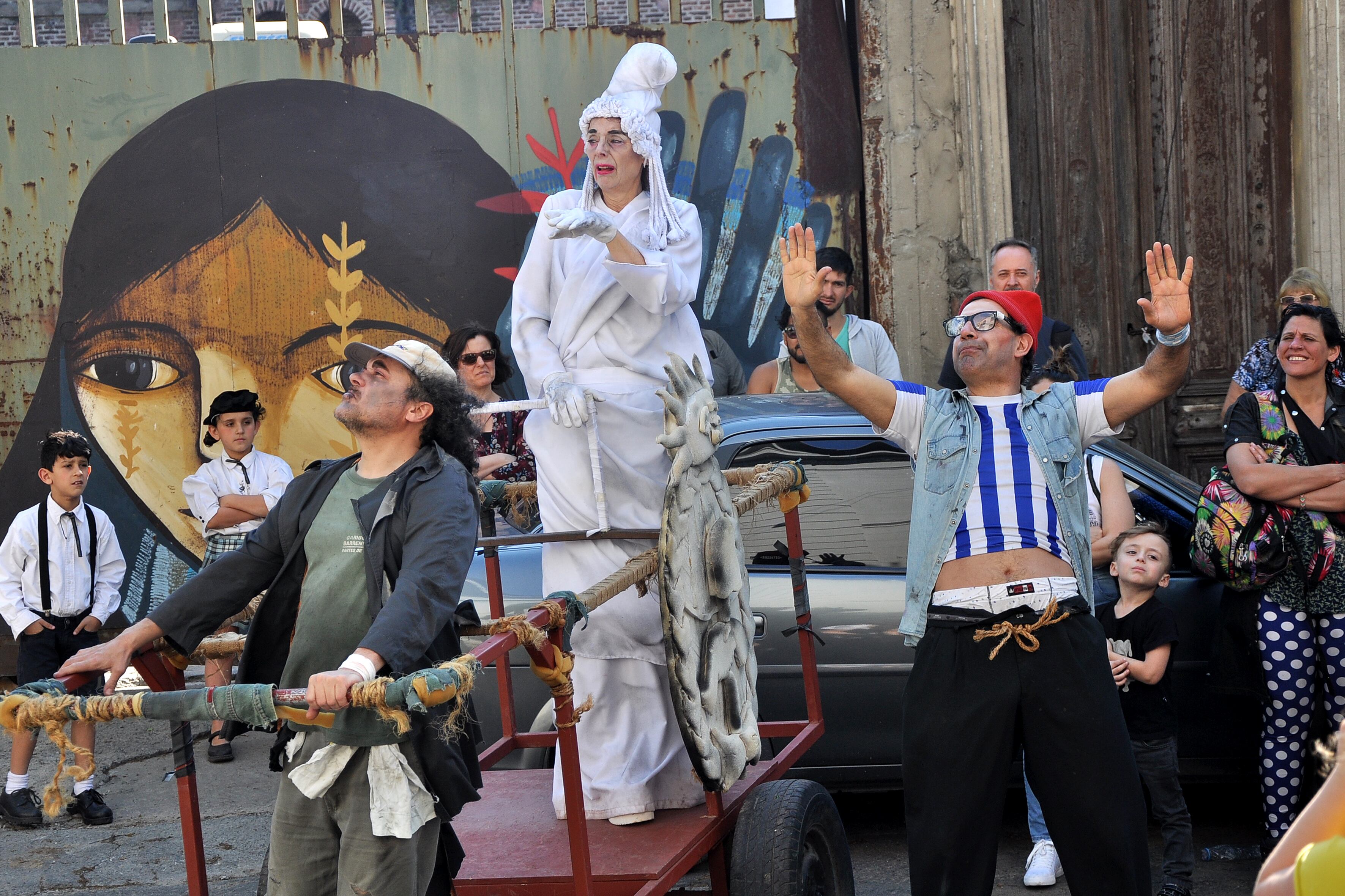 El grupo está formado por 250 vecinos-actores, de entre 5 y 80 años. 