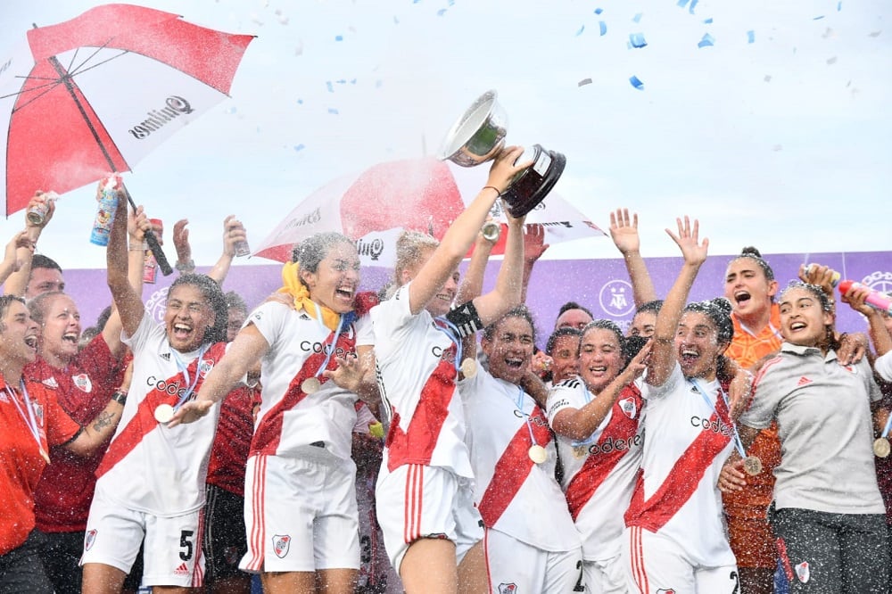 El plantel de River celebra la obtención del torneo