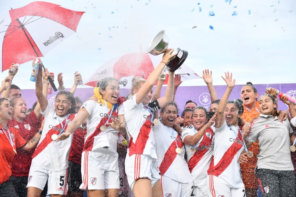 El plantel de River celebra la obtención del torneo