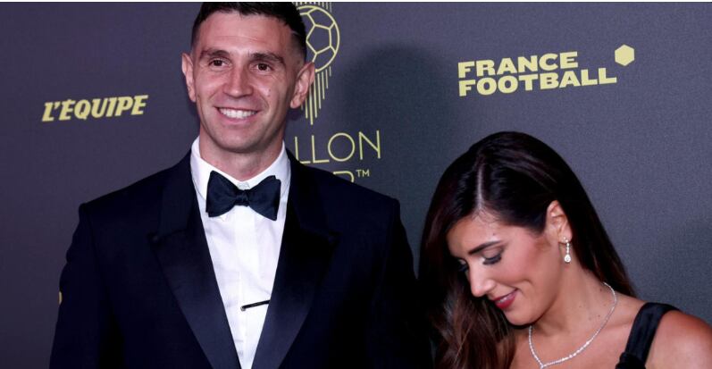 Emiliano Martínez acompañado de su esposa, en el ingreso a la ceremonia del premio al Balón de Oro, en París.