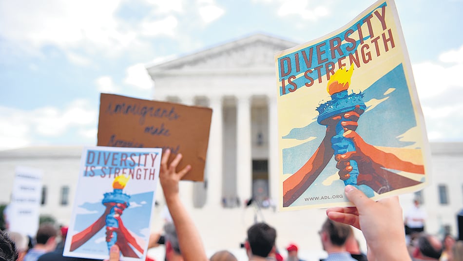 Un grupo de manifestantes protesta por el fallo migratorio de ayer frente a la Corte Suprema de Estados Unidos, en Washington DC.