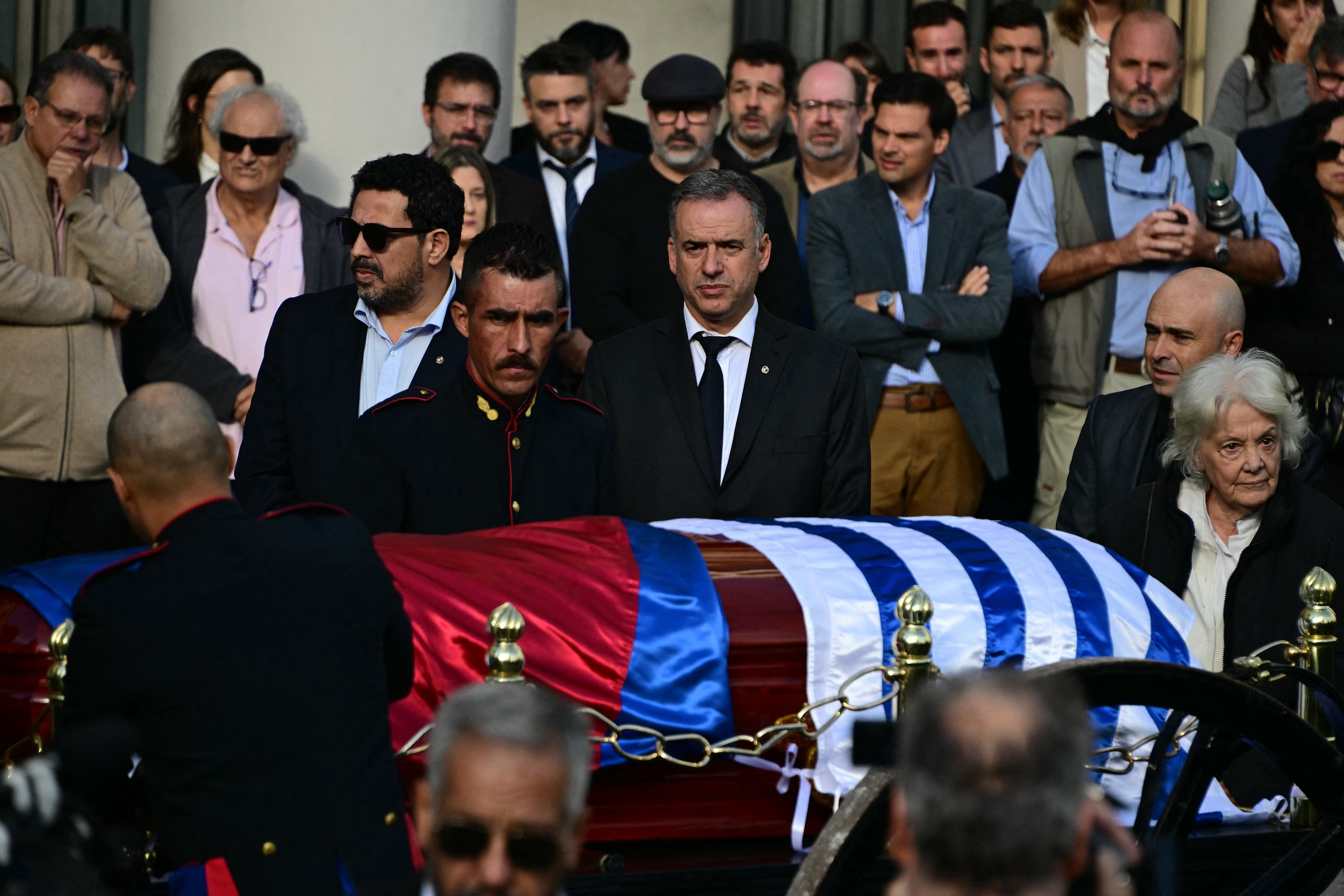 Yamandú Orsi (centro) y Lucía Topolansky (der.) en el velatorio de Mujica.