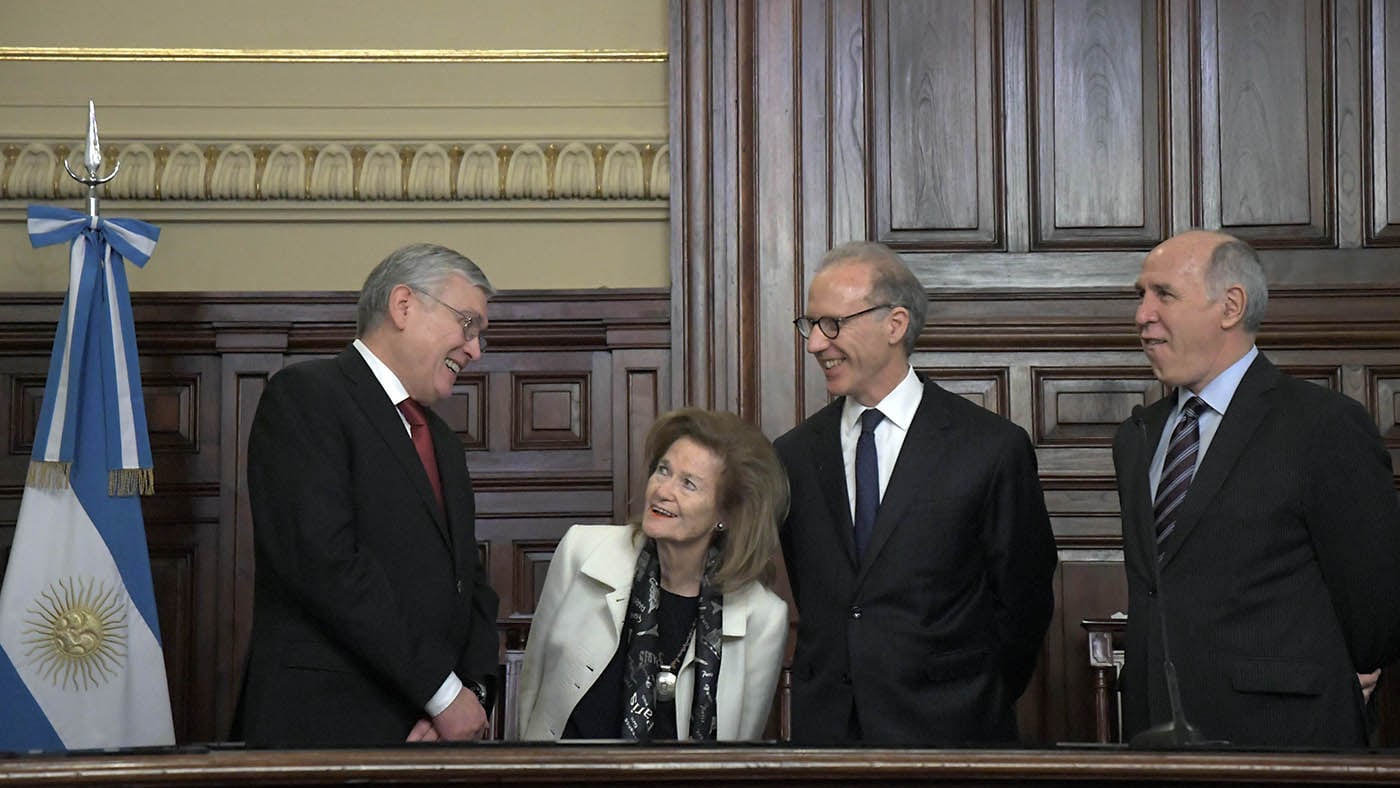 El senador Pais, durante el acto de jura, ante la presencia de los miembros de la Corte Carlos Rosenkrantz, Elena Highton de Nolasco y Ricardo Lorenzetti.