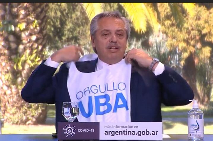 En su rincón favorito de trabajo en Olivos, Alberto Fernández tiene enmarcado el decreto con el Juan Domingo Perón estableció la gratuidad de la UBA.