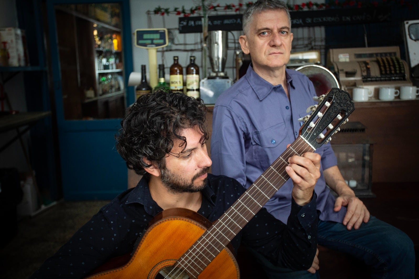 Alejandro Viola con el guitarrista Nahuel Larisgoitía.