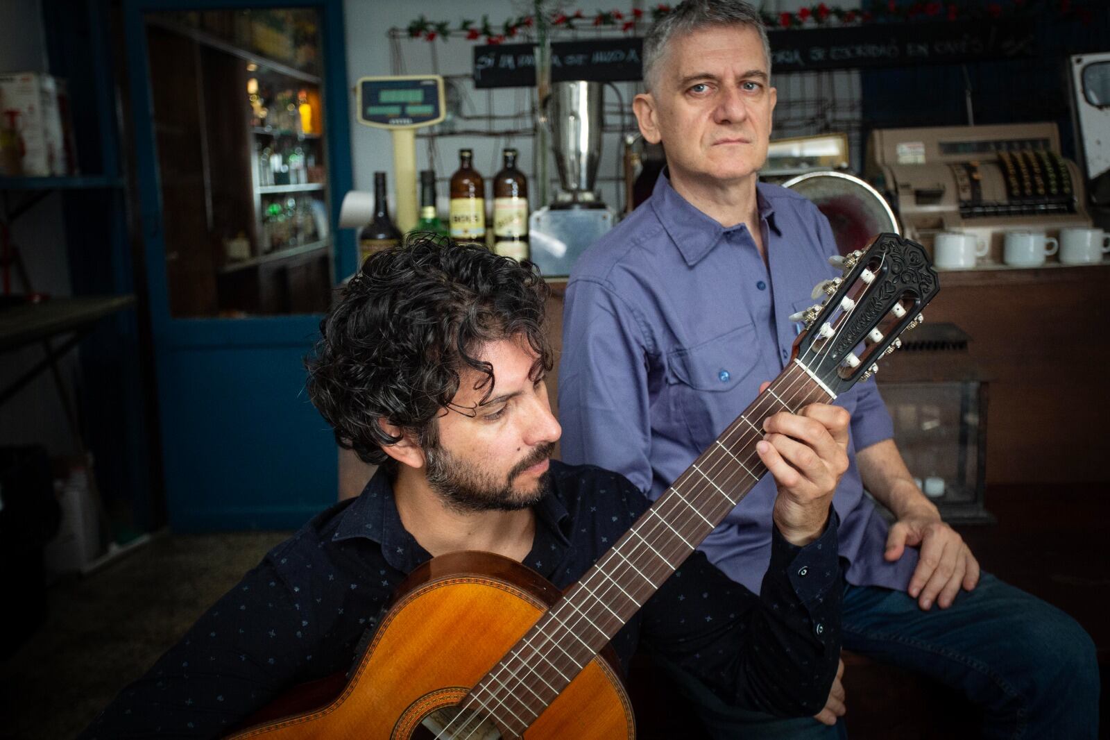 Alejandro Viola con el guitarrista Nahuel Larisgoitía.