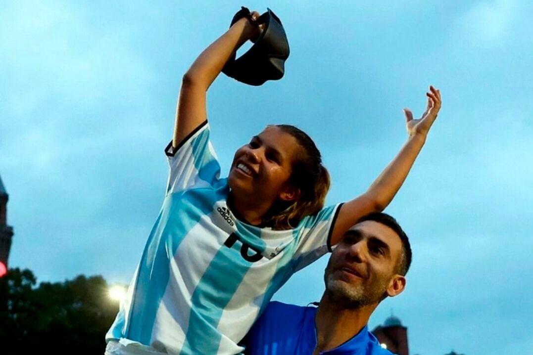 Yohana Aguilar junto a Gonzalo Abbas, entrenador de Las Murciélagas, durante los festejos.