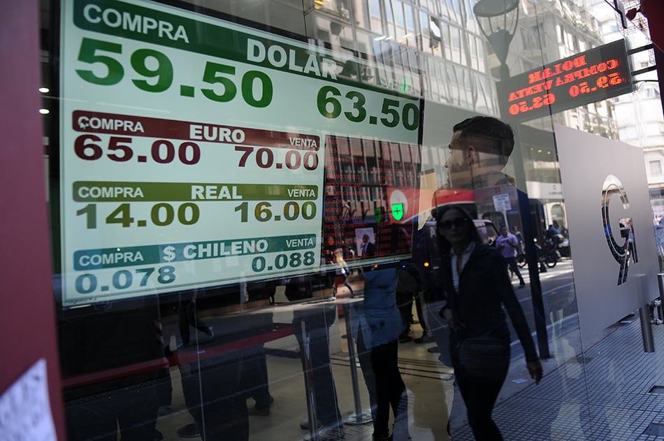 Además de la suba del dólar, se observa una corrida contra los depósitos cada vez mayor.