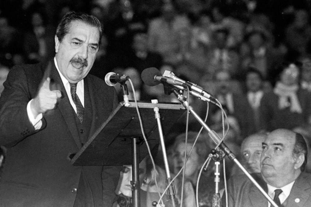 El expresidente Raúl Alfonsín fue víctima de dos atentados fallidos contra su vida, uno en 1986 y otro en 1991. Imagen: Télam. 