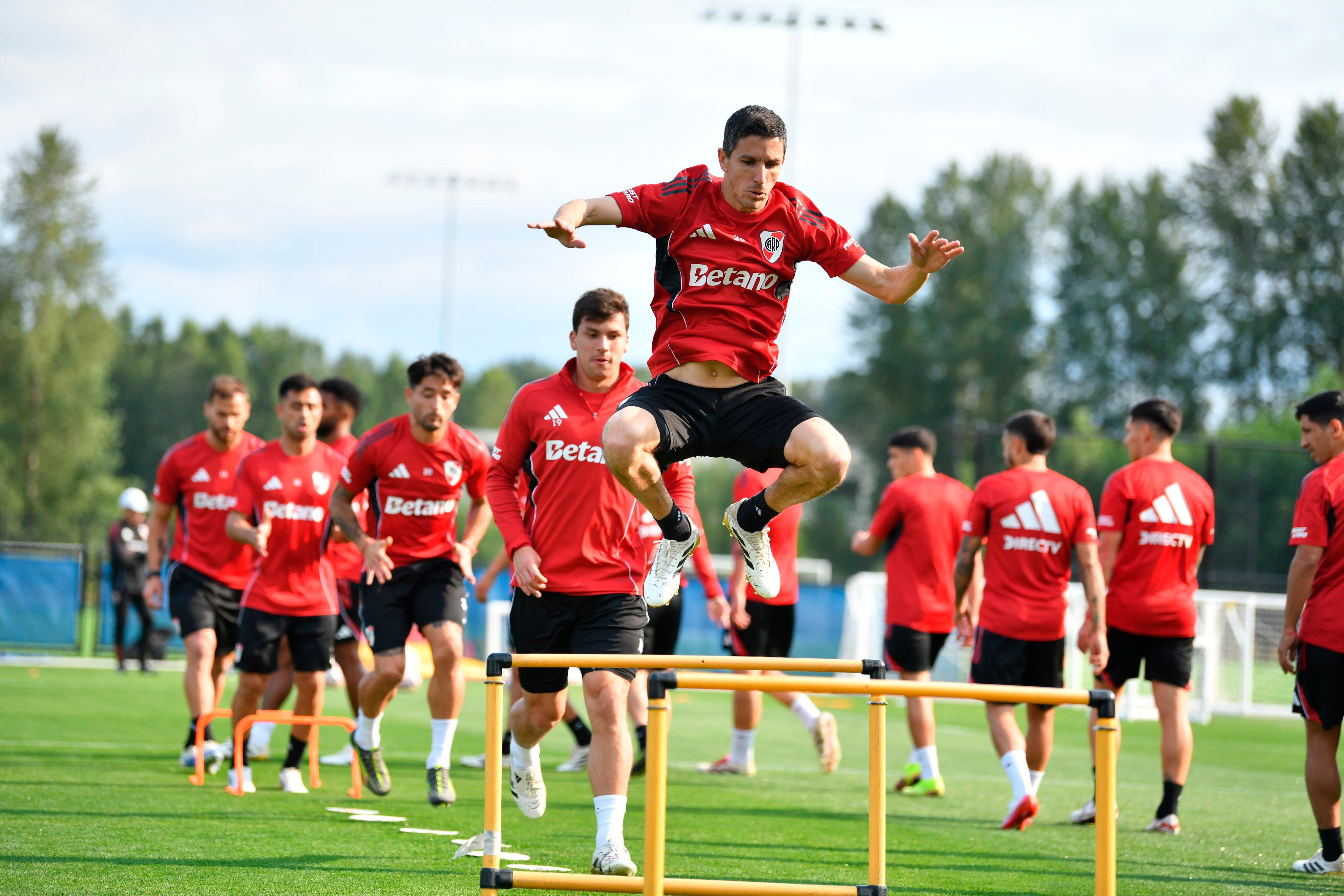 Ignacio Fernández salta un valla durante el entrenamiento