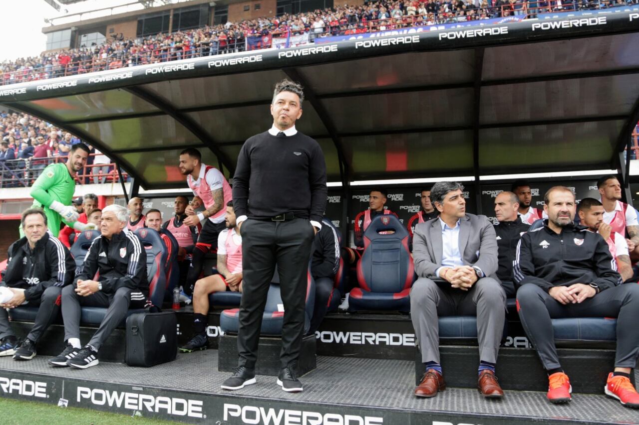 Gallardo en el banco de suplentes del estadio de San Lorenzo.