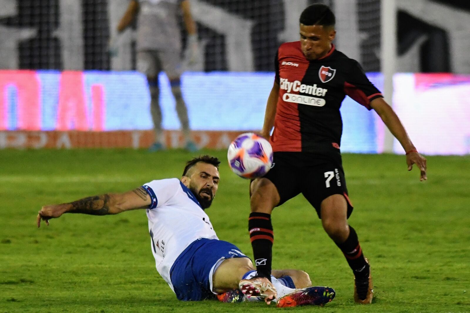 Pratto disputa el balón con Gómez; ganó Newell's y sigue invicto
