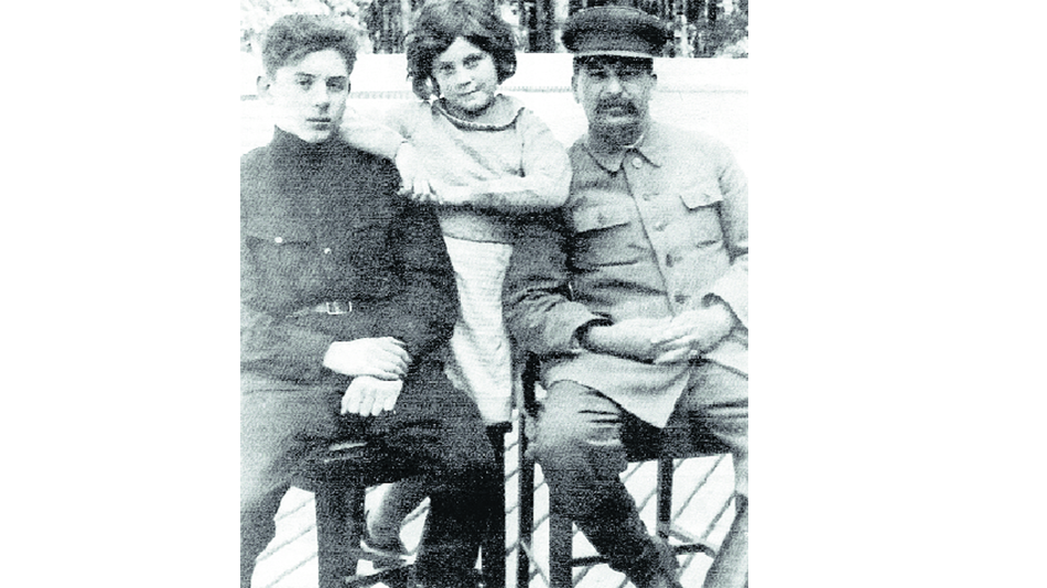 Stalin junto a sus hijos: Vasili y una Svetlana de 8 años.