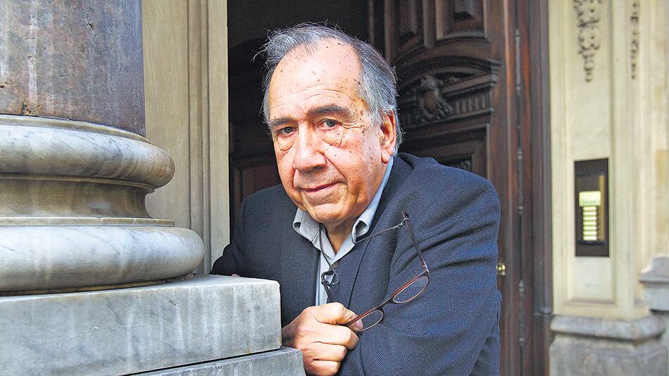 Margarit nació en 1938 en Sanaüja, un pequeño pueblo.