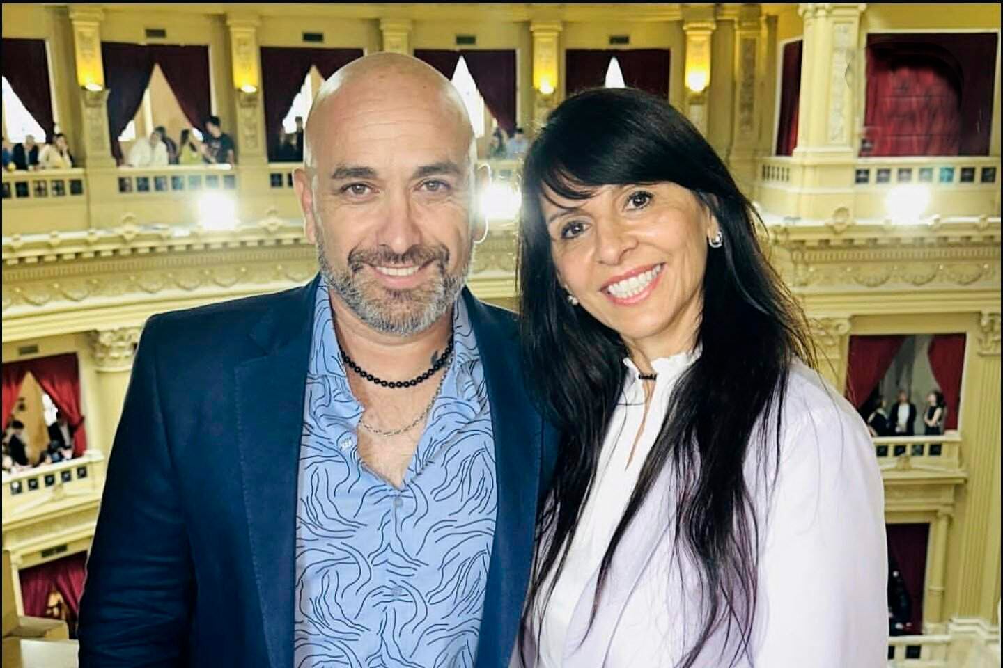 Claudio Ciccarelli con la diputada y candidata libertaria Lorena Villaverde.