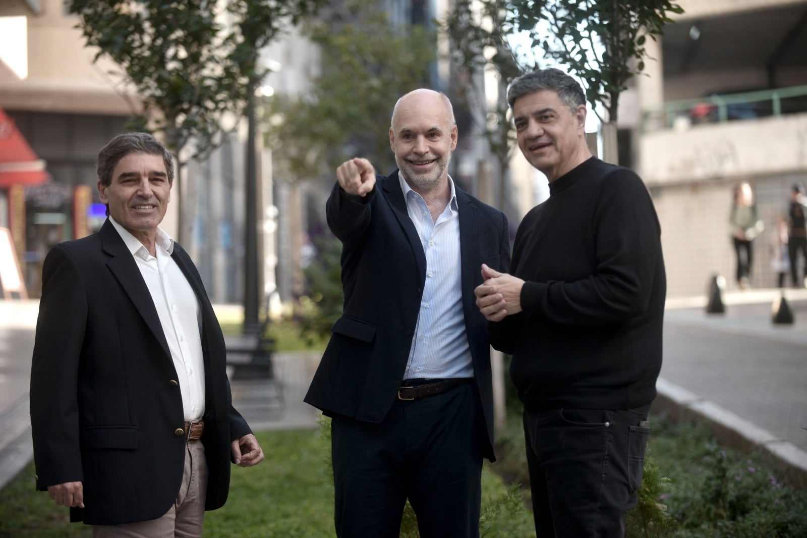 Larreta, ecuménico con la sucesión, posó con Quirós y Jorge Macri. 