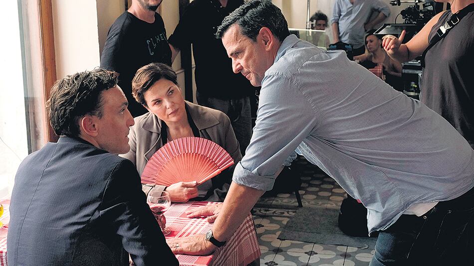 Petzold dirigiendo a sus actores en una escena de Transit, filmada en locaciones de Marsella.