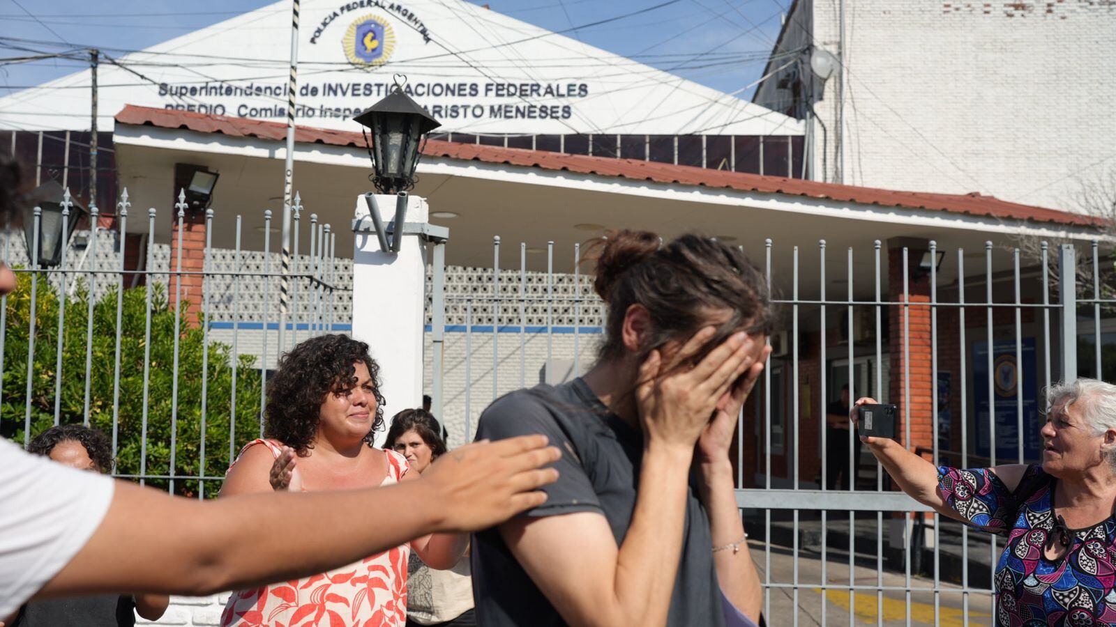 El encuentro con su familia de uno de los once detenidos, al ser liberado.