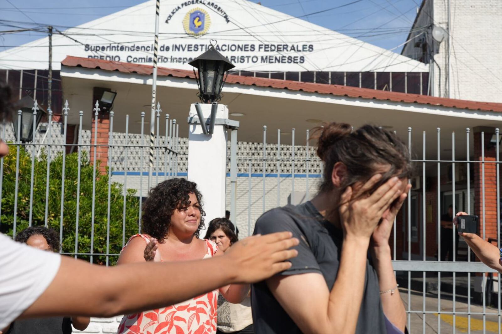 El encuentro con su familia de uno de los once detenidos, al ser liberado.