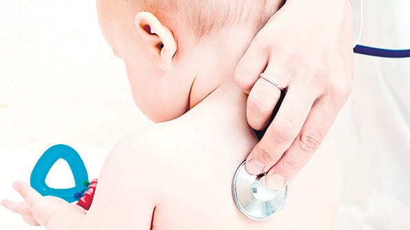 El humo que queda adherido a las personas y los ambientes es dañino para los bebés.