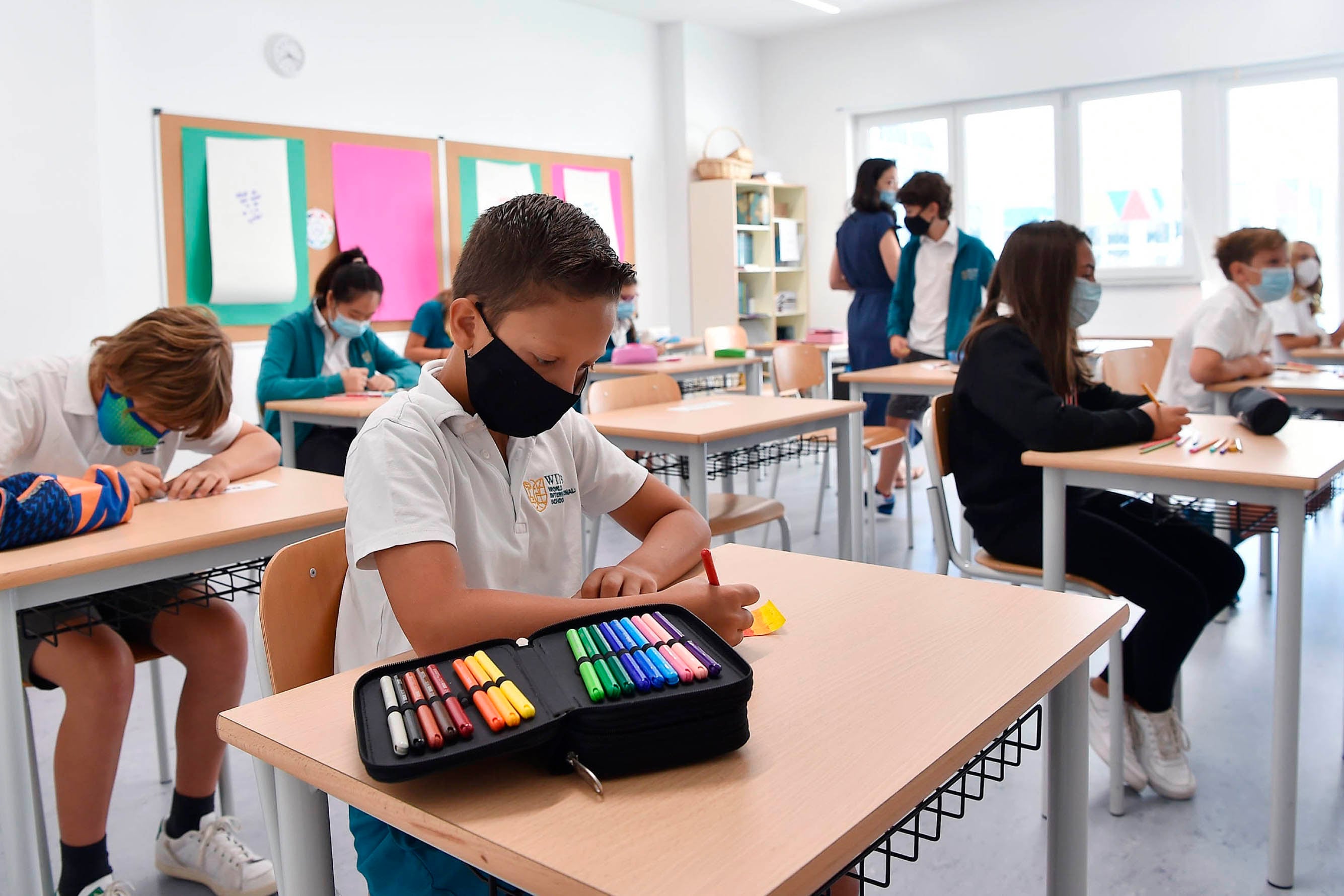 Las escuelas compraron bancos para que los alumnos mantengan la distancia.