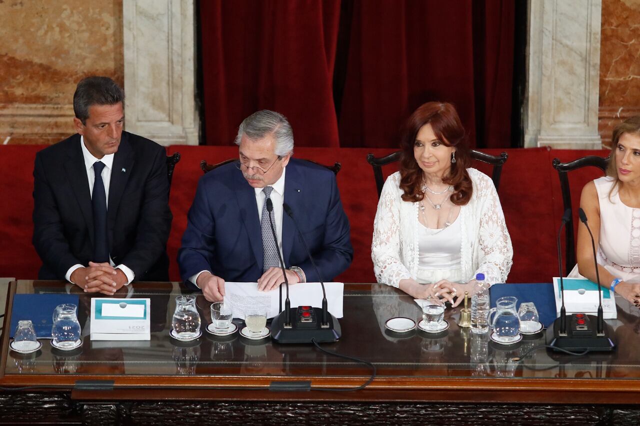 Alberto Fernández habló flanqueado por la vicepresidenta Cristina Fernández de Kirchner y el titular de la Cámara de Diputados, Sergio Massa.