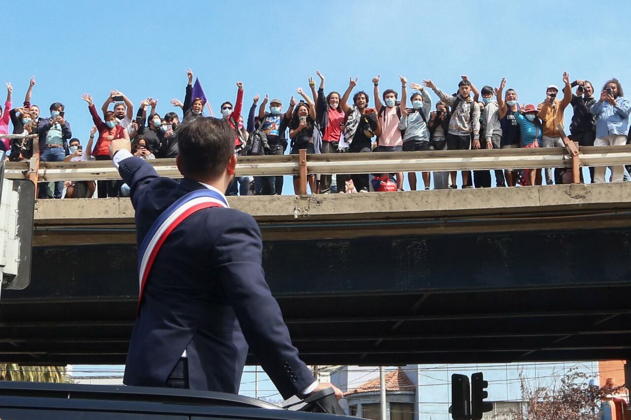 Boric saluda a simpatizantes en Valparaíso despues de jurar como presidente.