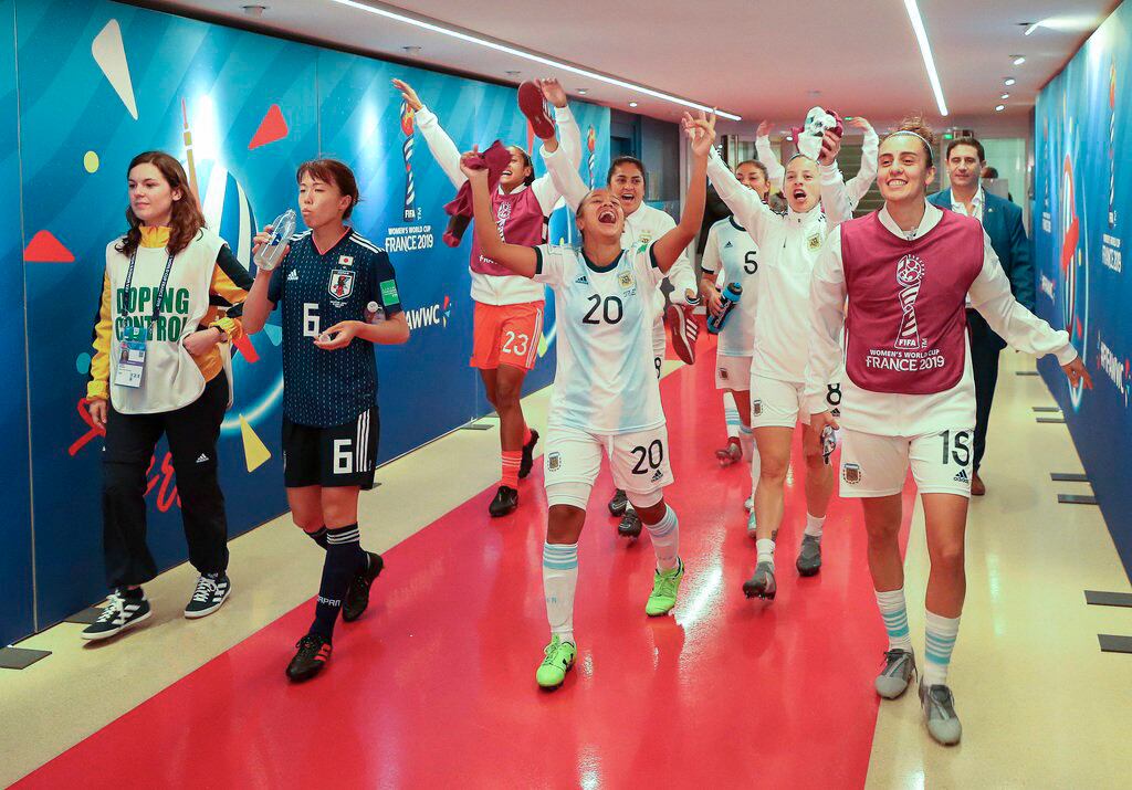 Rumbo al vestuario, las jugadoras argentinas festejan la histórica igualdad.