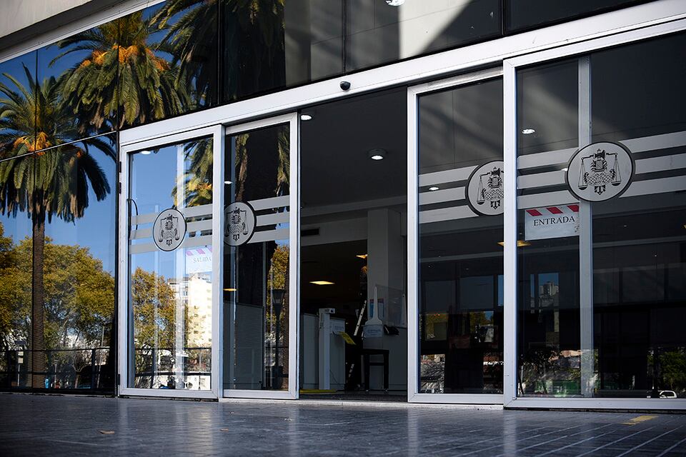 Fiscales santafesinos ingresaron ayer al Centro de Justicia de Rosario.