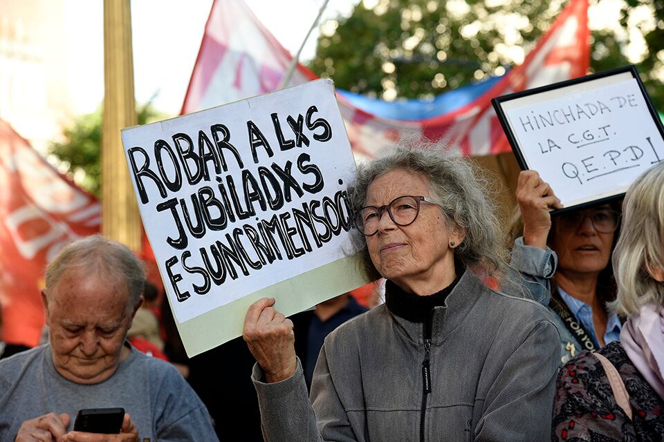 "Rosario abraza una vez más a sus jubilados", se escuchó en la plaza.