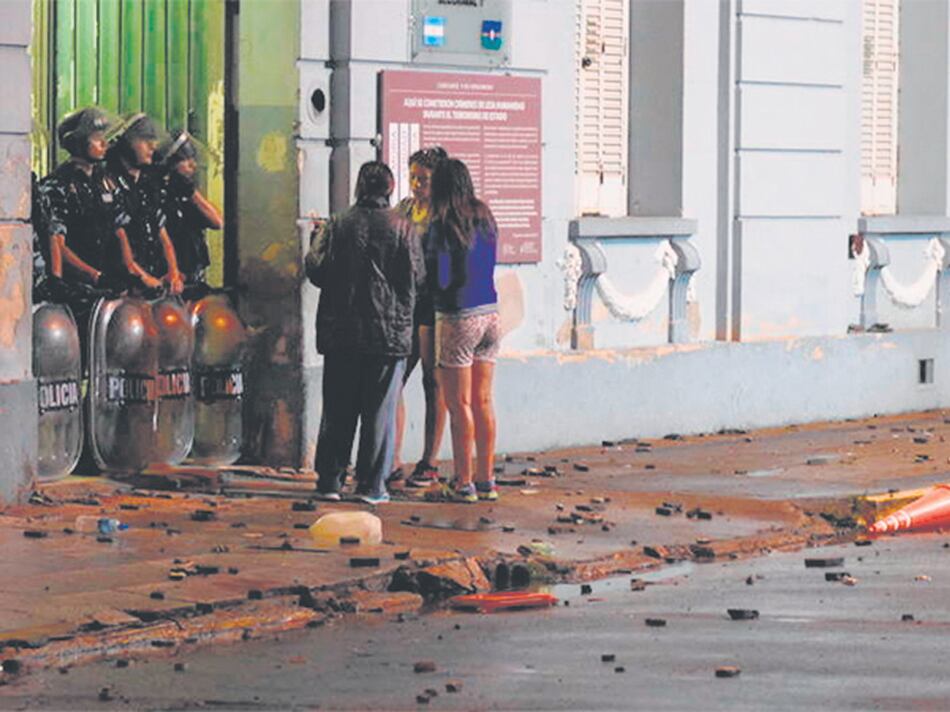 La respuesta a los familiares de los detenidos fue represión policial con balas de goma.