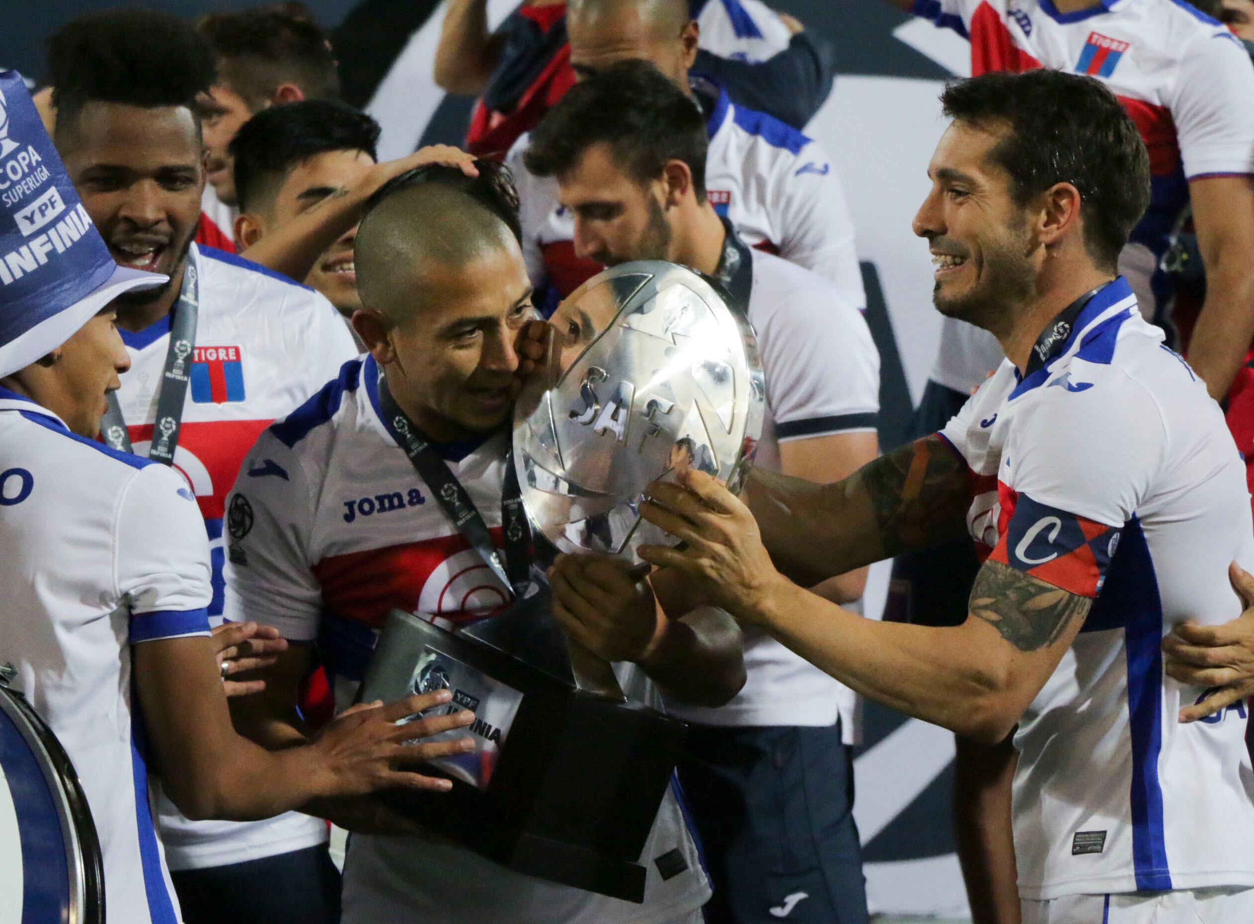 La Copa de la Superliga es de todo Tigre.