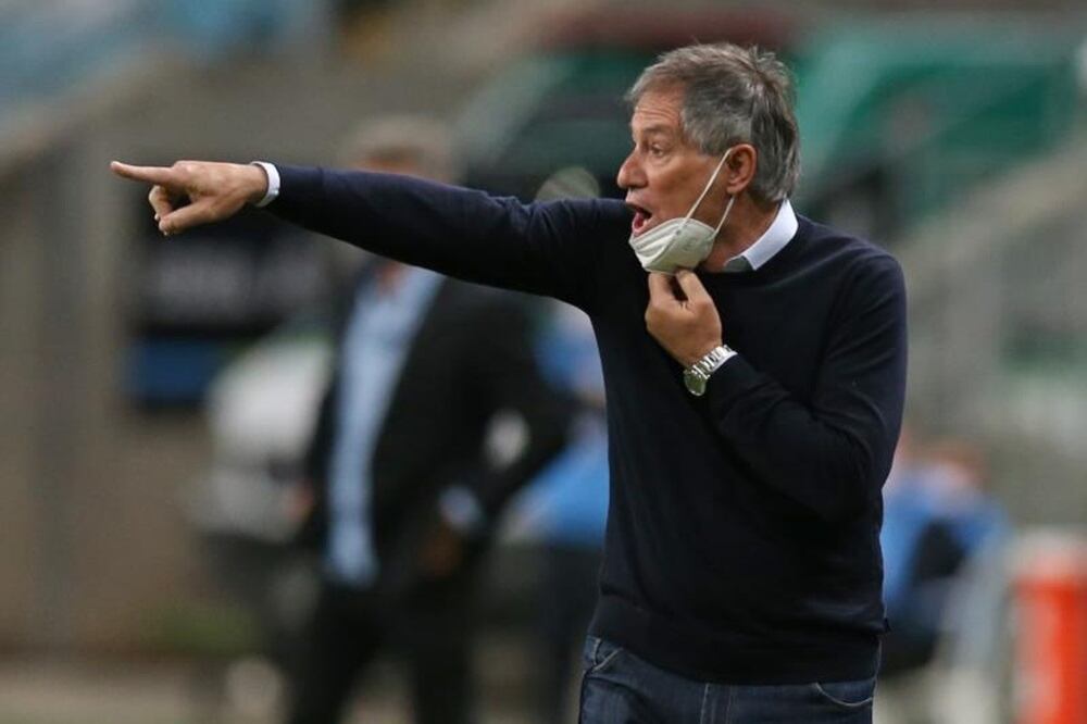 Ariel Holan dirigió 12 partidos en el banco de Santos