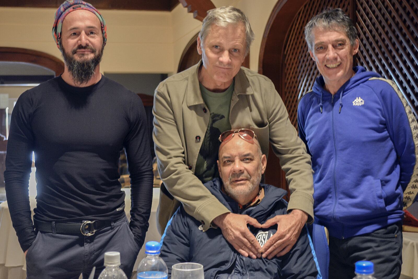 Viggo Mortensen junto a Fabián Casas y sus editores en VOX.