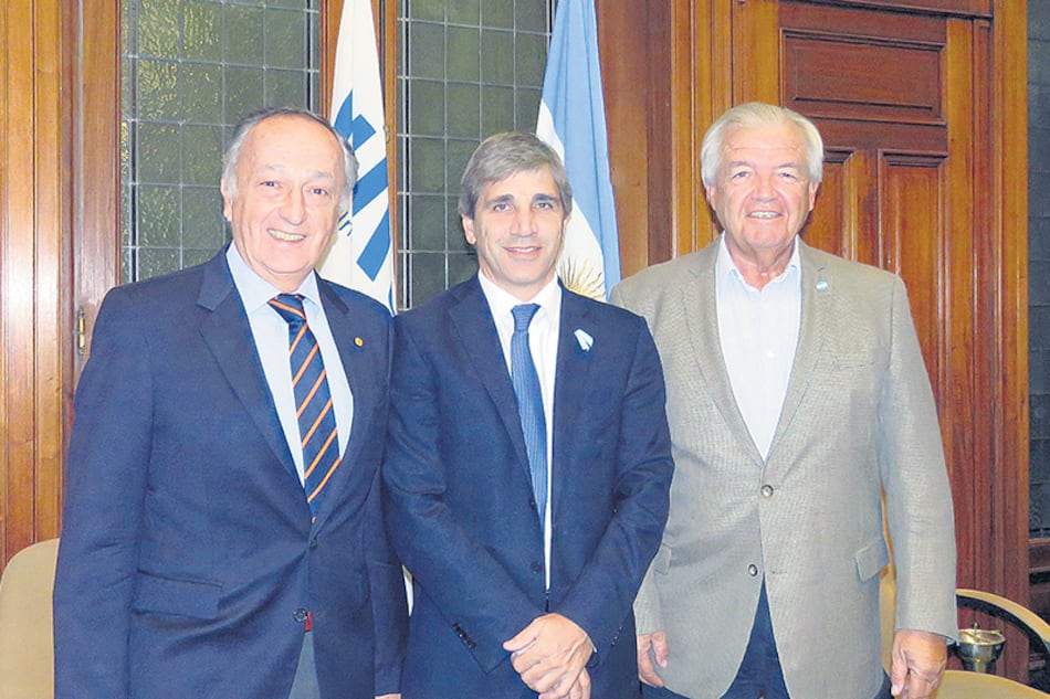 El ministro Caputo junto a Miguel Acevedo, titular de la UIA, y Luis Betnaza, de Techint.