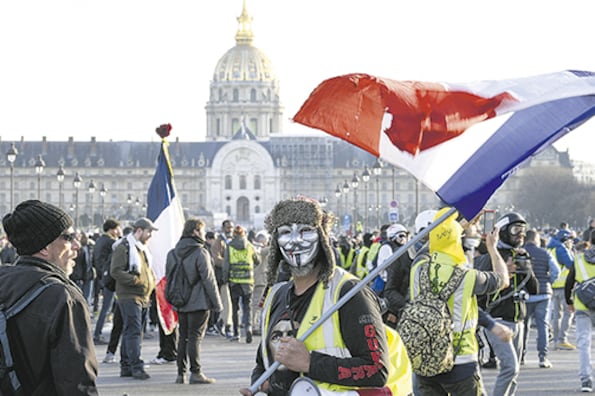 Manifestantes identificados con chalecos amarillos protestan en Paris.