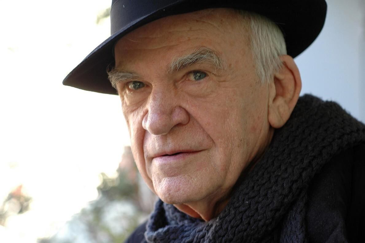 Kundera vive en París y tiene 91 años.