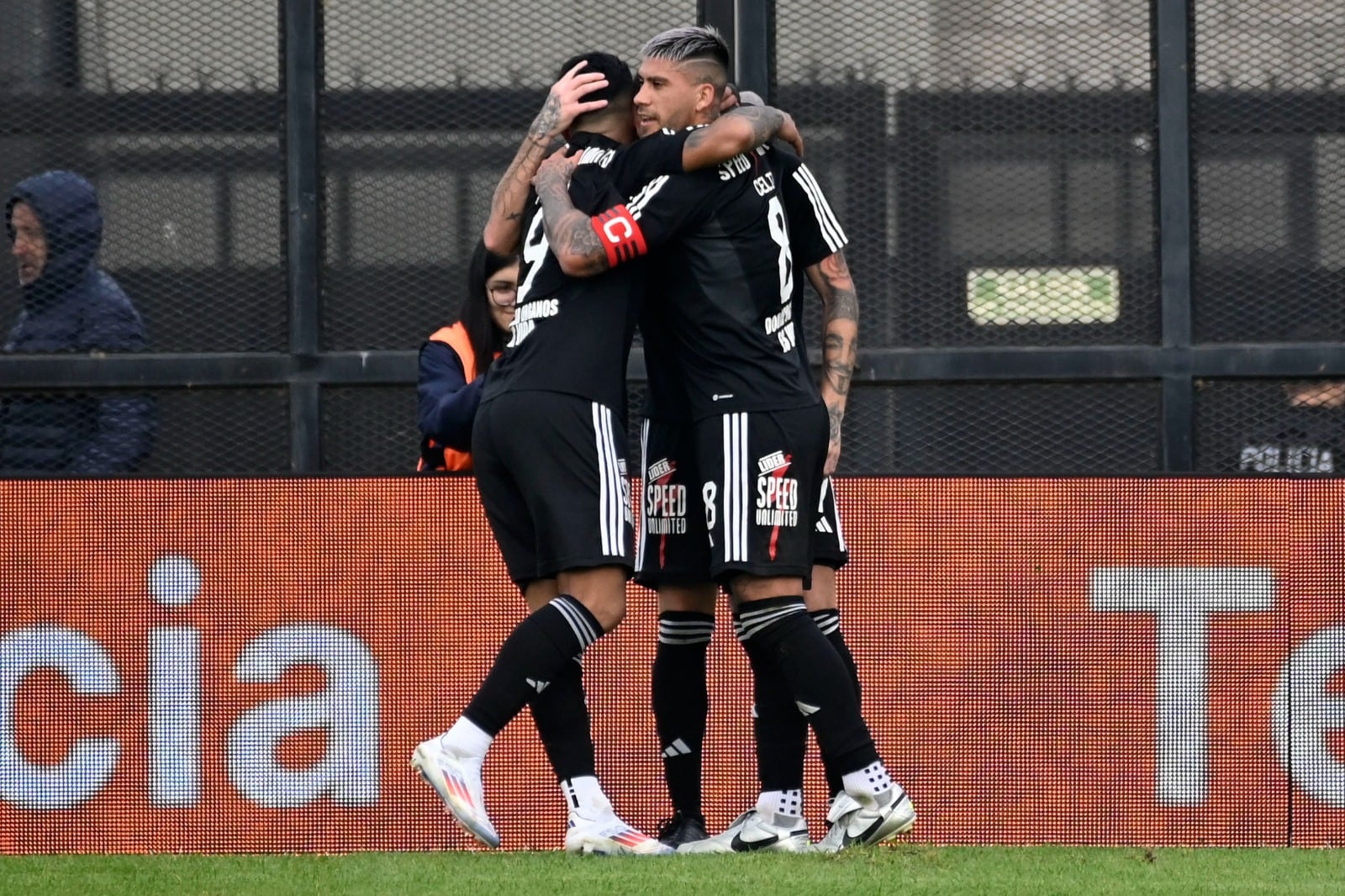Riestra festeja en su cancha un triunfo importante.