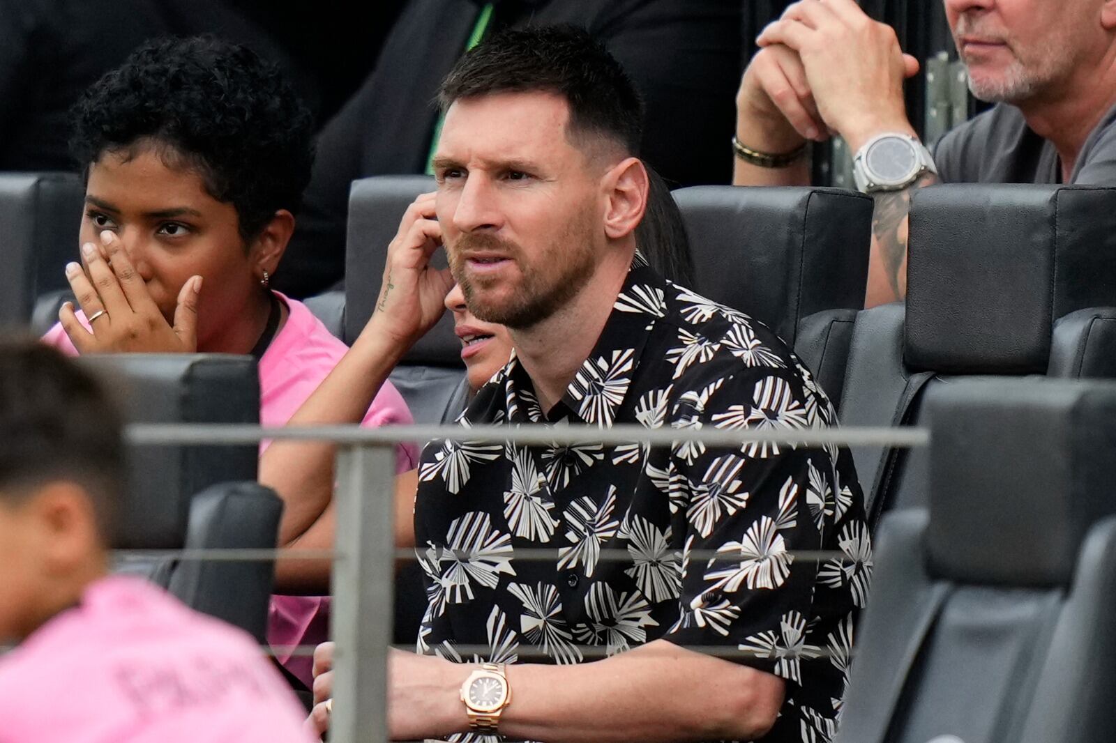 Messi y un look 100% Miami para ver el partido contra Montreal desde afuera.