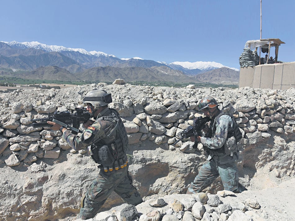 Militares afganos toman posición cerca de donde explotó “la Madre de todas las bombas”.