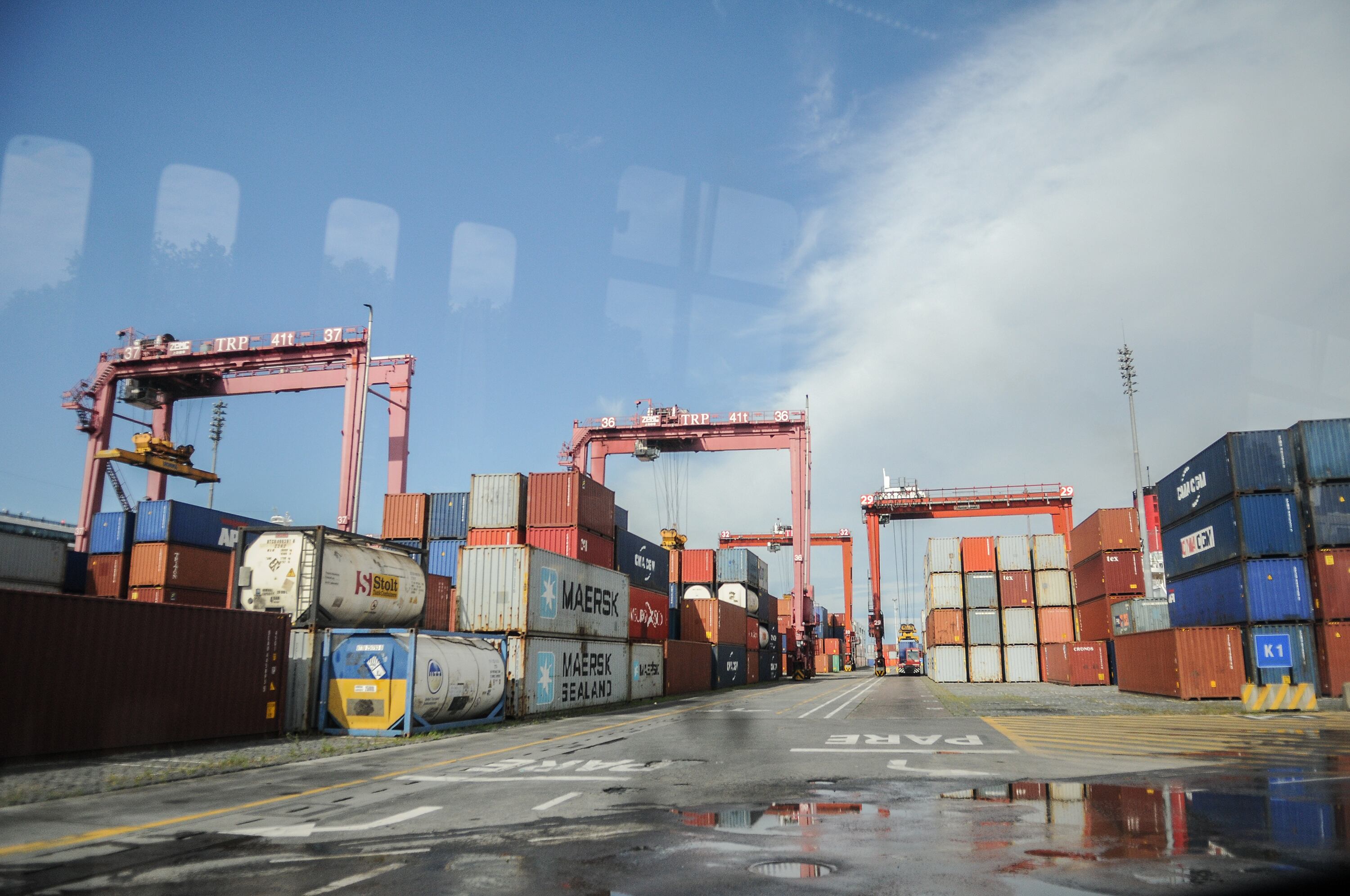 Las importaciones también cayeron, pero menos que las ventas al exterior: 6,7%