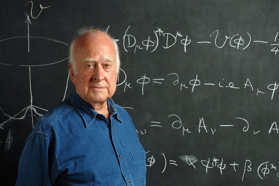 La teoría propuesta por Higgs en 1964 sugirió la existencia de una partícula excepcional, que explicaba por qué otras partículas tenían masa