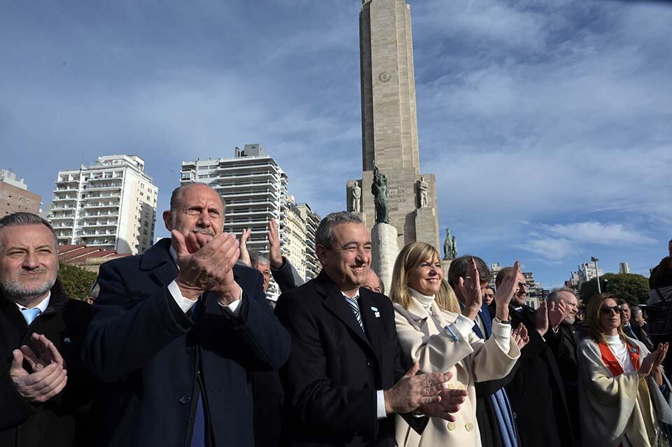 1) Perotti y Javkin junto a Alejandra Rodenas y Lewandowski. 2) Fue emotivo el desfile de exsoldados de Malvinas. 3) Fandermole y Soledad entonaron el himno.