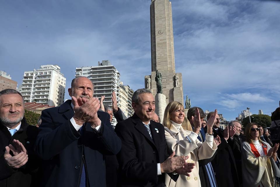 1) Perotti y Javkin junto a Alejandra Rodenas y Lewandowski. 2) Fue emotivo el desfile de exsoldados de Malvinas. 3) Fandermole y Soledad entonaron el himno.