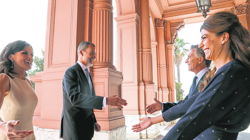 El saludo entre Felipe, Letizia, Macri y Awada en la Casa Rosada.