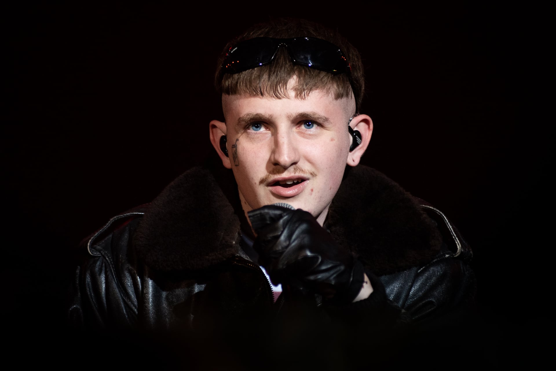 Dillom no flaqueó teloneando a la leyenda The Cure: es un performer comprometido que pone todo su cuerpo y toda su voz en pos del espectáculo