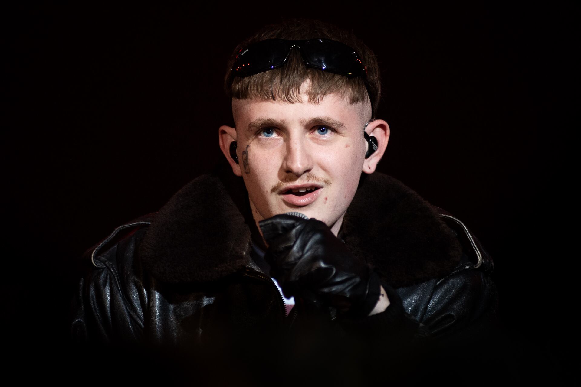 Dillom no flaqueó teloneando a la leyenda The Cure: es un performer comprometido que pone todo su cuerpo y toda su voz en pos del espectáculo